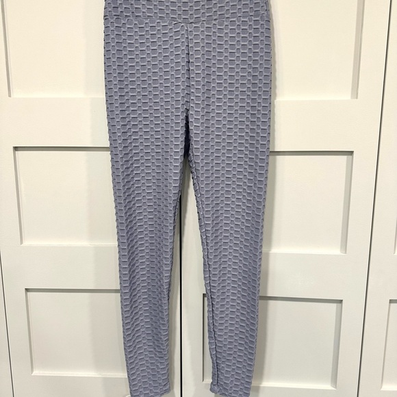 Workout Leggins w/Booty Enhancement - Picture 2 of 7